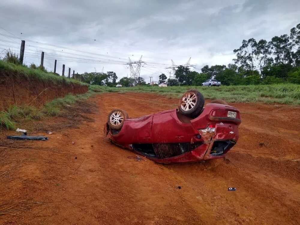 Carro Capota Para Fora Da Pista E Deixa Uma Mulher Ferida Na BR 242 Nas