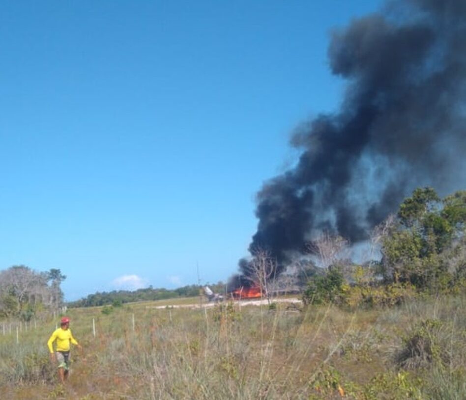 Aeronave cai durante pouso em pista de resort, pega fogo e deixa morto e feridos na Bahia