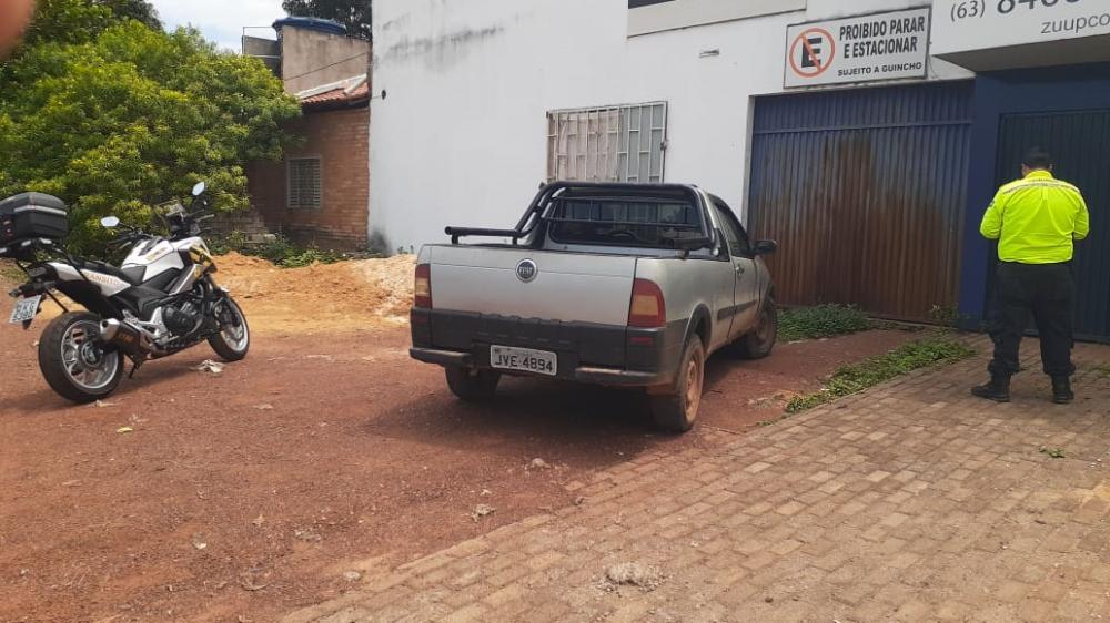 Agentes de Trânsito recuperam carro furtado que estava estacionado em local não permitido na região sul de Palmas