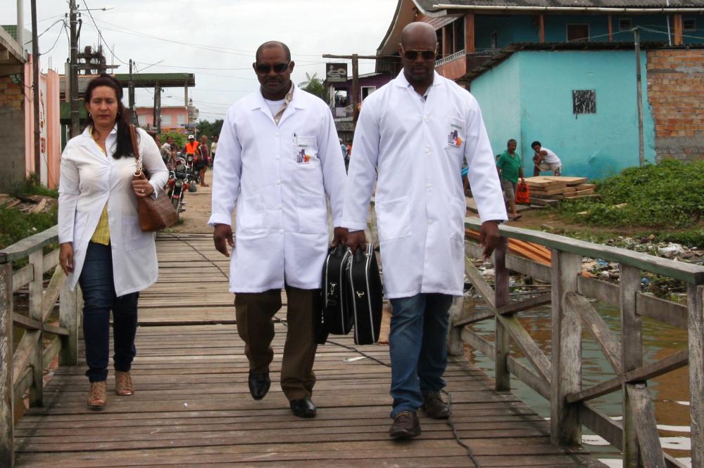 Após população ficar sem atendimento médico, Bolsonaro volta atrás e reincorpora cubanos no programa Mais Médicos