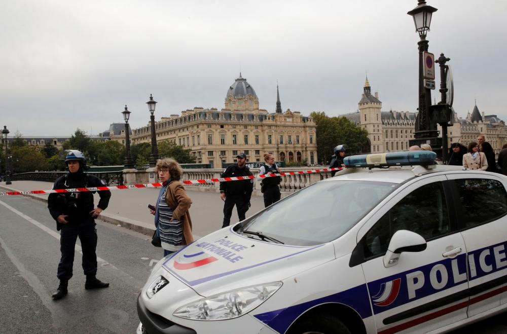 Ataque com faca no centro de Paris deixa 4 agentes mortos