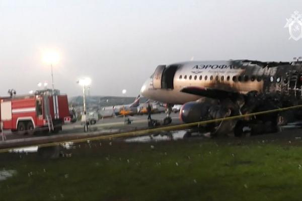 Avião russo é consumido por incêndio e 41 passageiros morrem