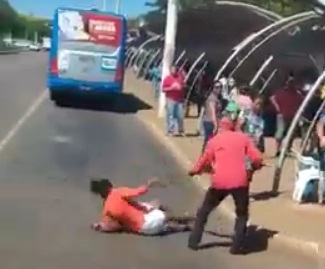 Barraco: Internautas flagram briga entre duas mulheres em estação de ônibus de Palmas; Veja vídeo