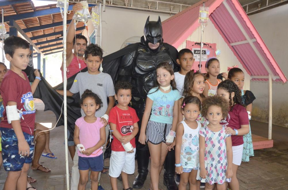 Batman do Brasil devolve sorriso para pacientes do HGP e crianças do Hospital Infantil de Palmas; confira fotos