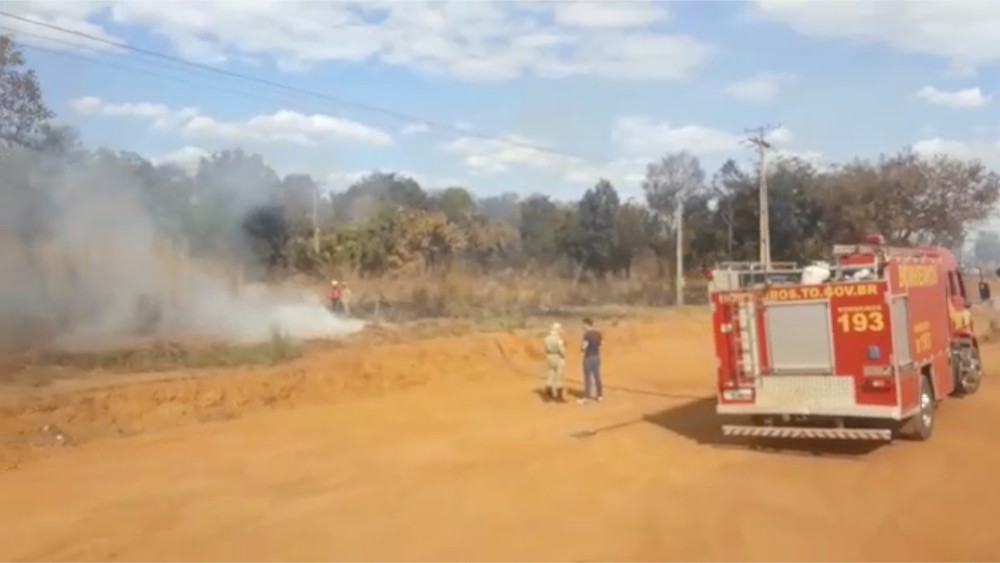 Bombeiros combatem foco de incêndio na região norte de Palmas