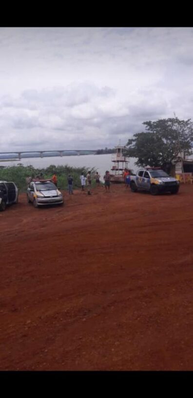 Bombeiros retiram cadáver de jovem no rio Tocantins; corpo estava boiando perto da balsa de Porto Nacional