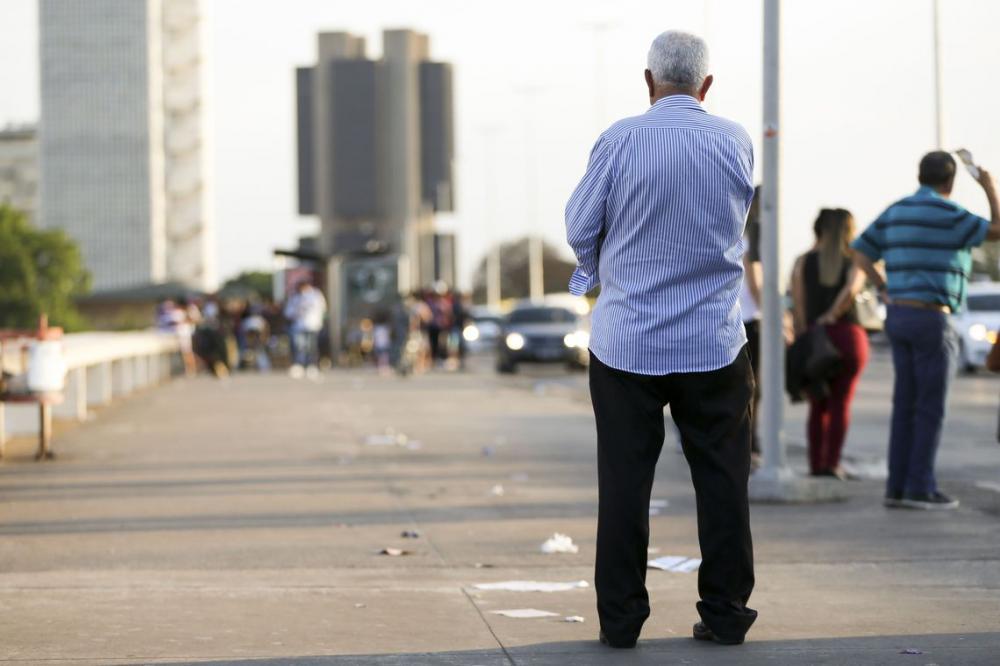 Brasileiros estão vivendo mais; Expectativa de vida sobe para 76,3 anos