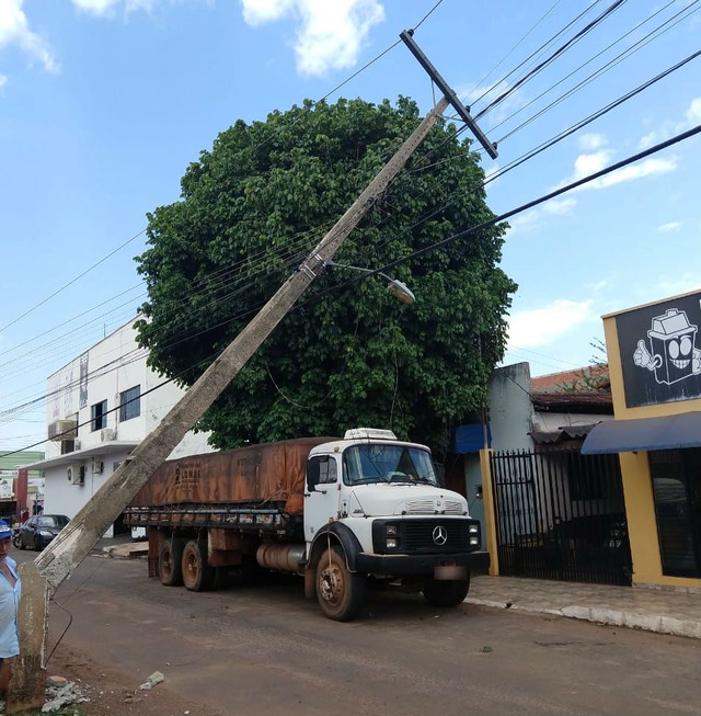 Caminhão derruba poste e deixa 400 famílias sem energia em Paraíso do Tocantins