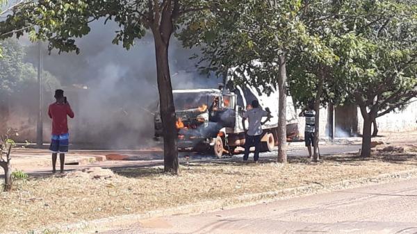 Caminhão fica destruído ao pegar fogo em avenida da região sul de Palmas; VEJA VÍDEO