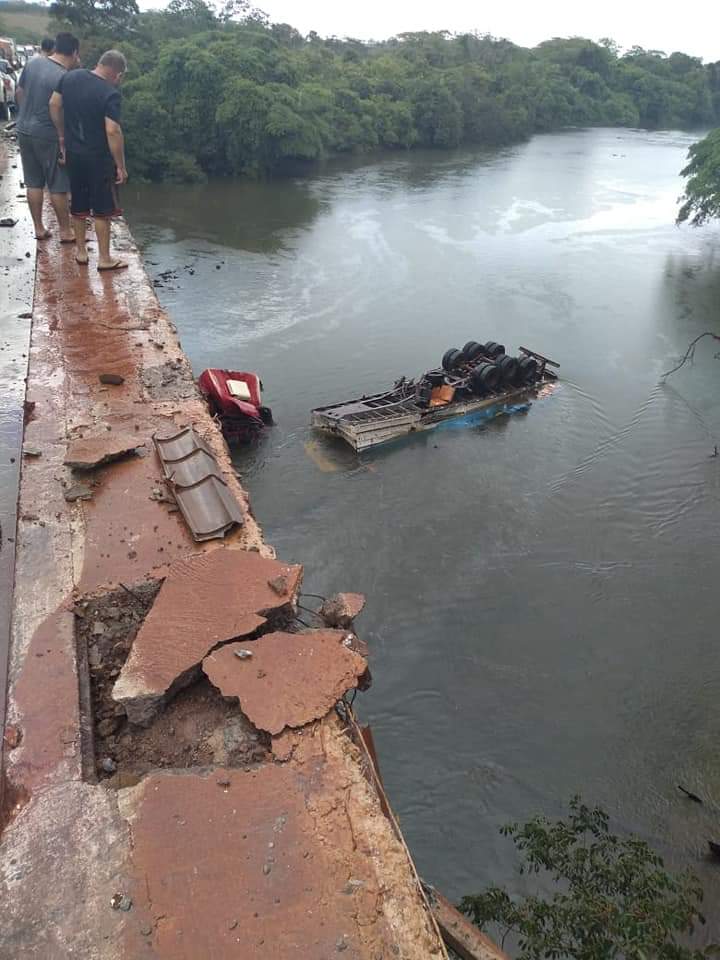 Caminhões vão parar dentro de rio após grave acidente da BR  242 no Tocantins? descubra aqui