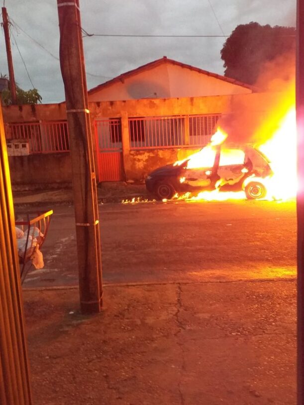 Carro fica destruído após pegar fogo na região norte de Palmas