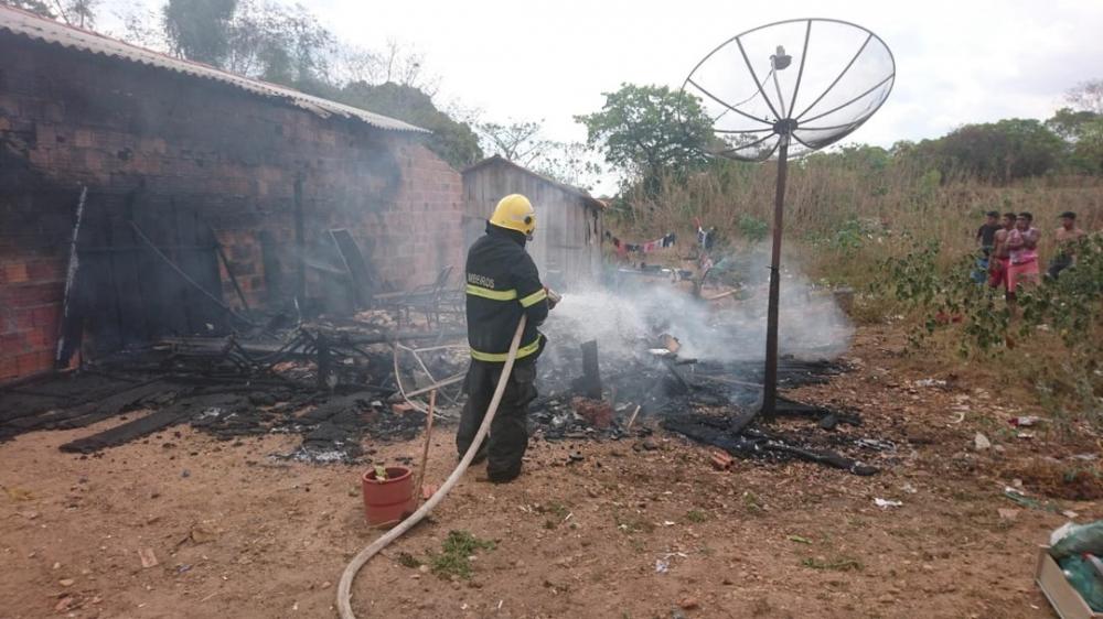 Casa de madeira é consumida por incêndio em Araguatins; Bombeiros não indicaram causas da tragédia