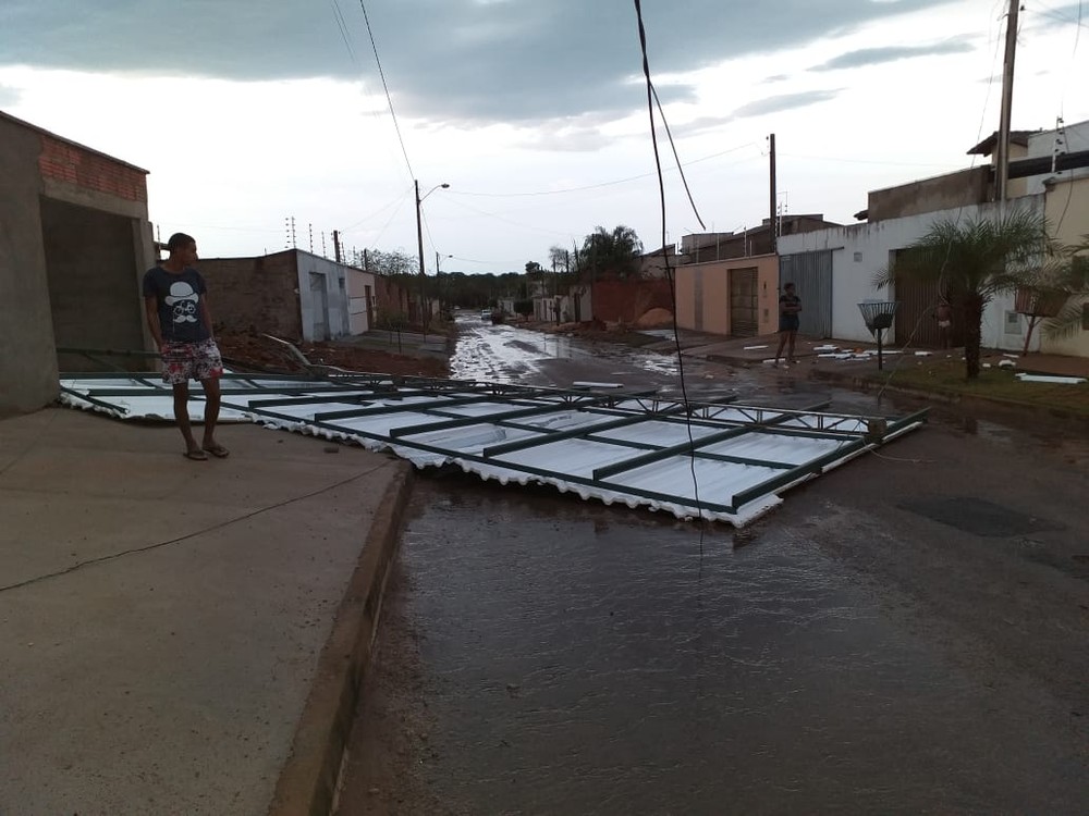 Casa fica com telhado destruído após forte chuva em Palmas; previsão é de mais pancadas nesta quarta (2)
