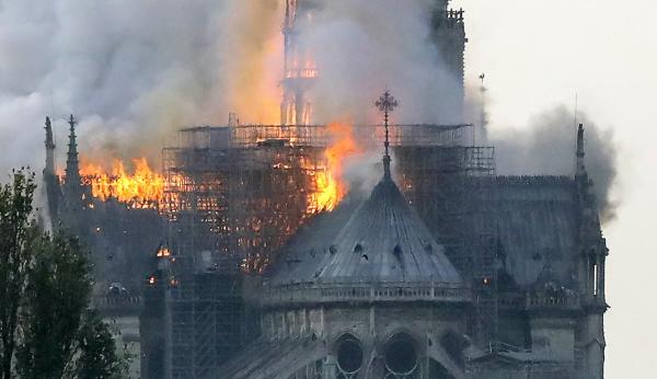 Catedral de Notre Dame é consumida pelas chamas: Incêndio é considerado um acidente