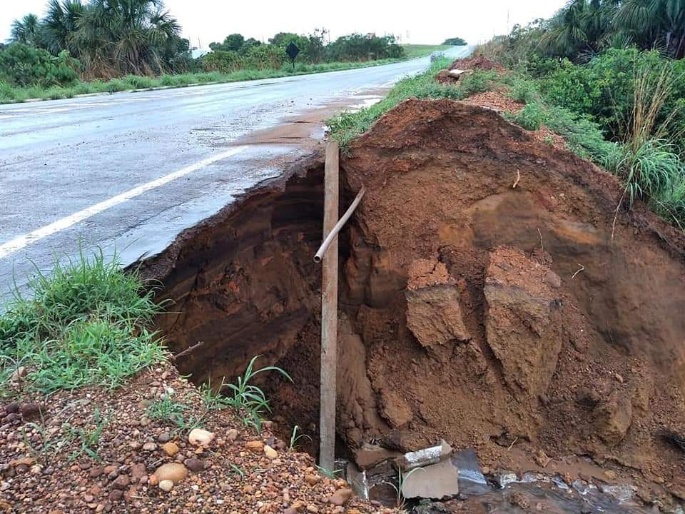 Chuvas abrem cratera na rodovia estadual próximo à Miracema do Tocantins