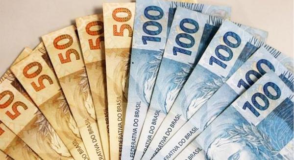 Cínthia Ribeiro antecipa salário dos servidores e pagamento das progressões; serão mais de R$ 45 milhões injetados na economia