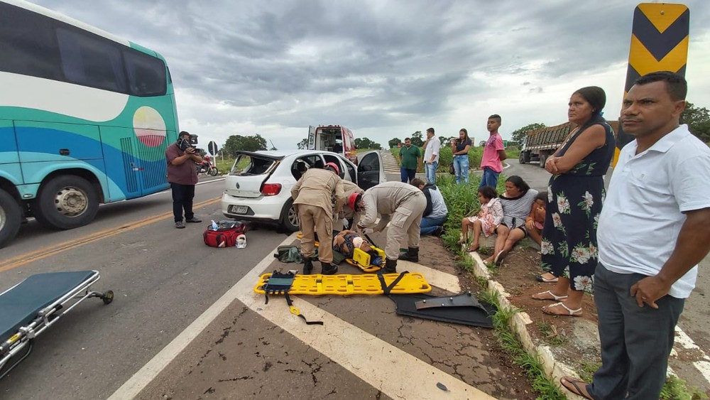 Colisão entre ônibus e carro na BR 153 causa morte de três pessoas da mesma família