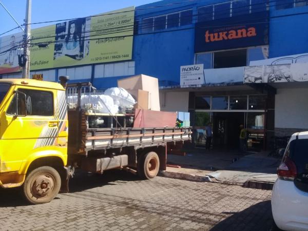 Comerciantes iniciam desocupação de salas na Wilson Vaz; estrutura está comprometida e corre riscos