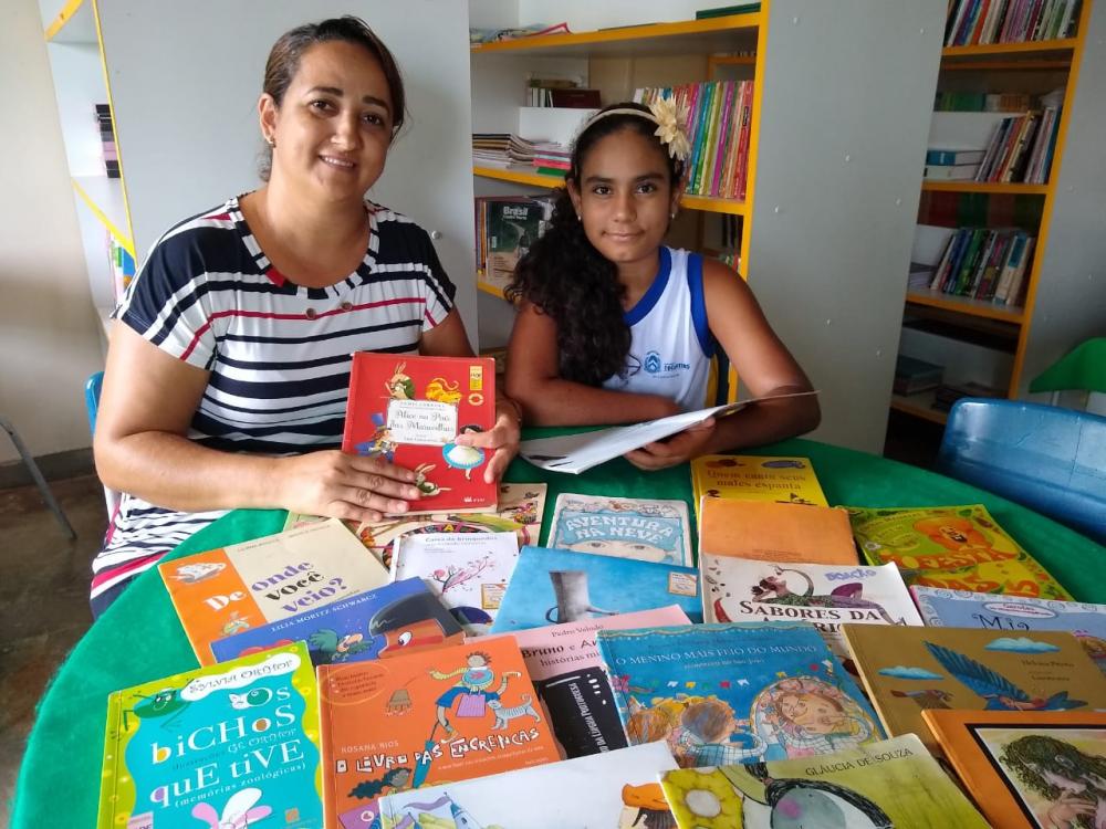 Craque na leitura; estudante de Couto Magalhães recebe prêmios por ler 80 livros em três meses