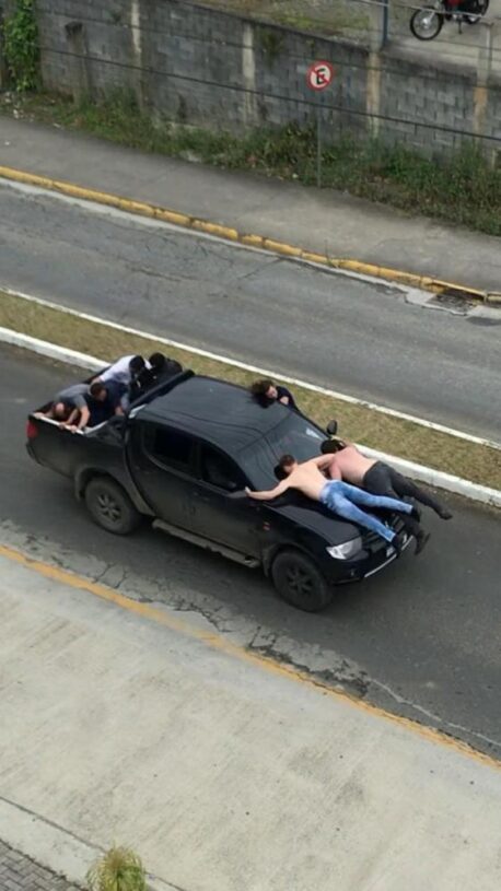 Criminosos usam reféns de escudo humano para fugir em Santa Catarina