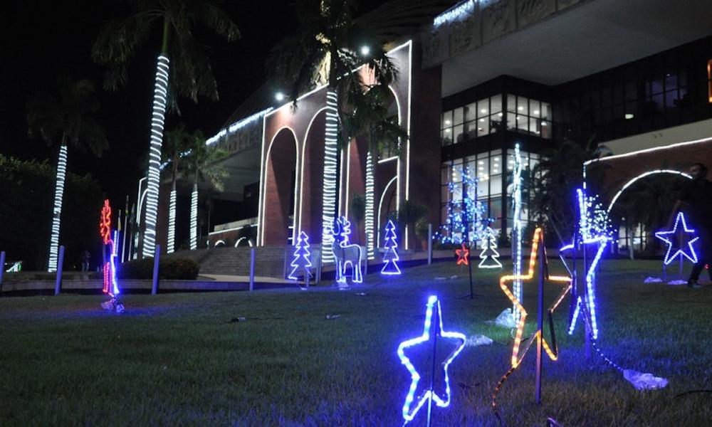 Decoração de Natal do Palácio Araguaia é inaugurada