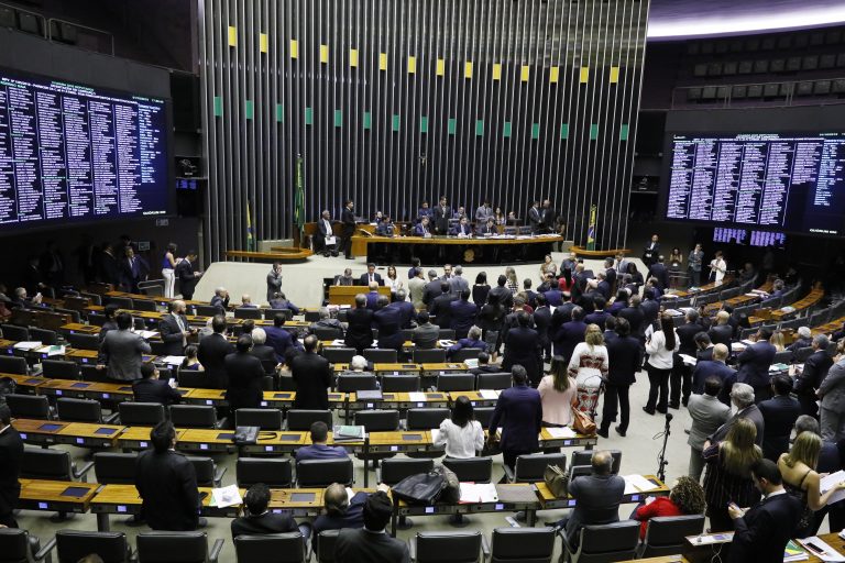 Deputados podem decidir sobre porte de armas no Brasil ainda nesta semana