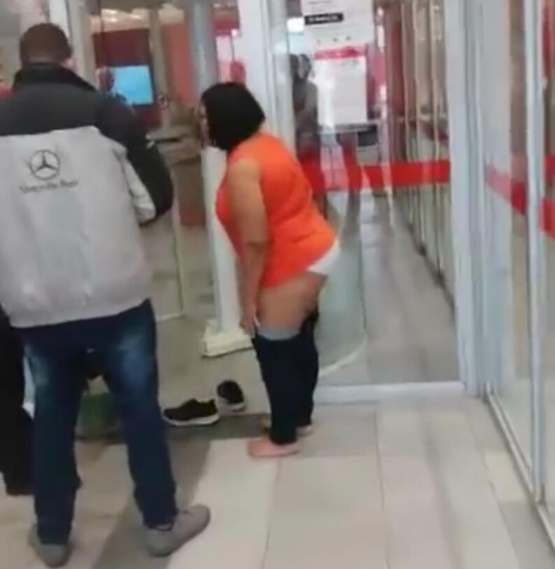 DESRESPEITO: Mulher fica seminua ao ser barrada em porta giratória de banco; Veja o vídeo