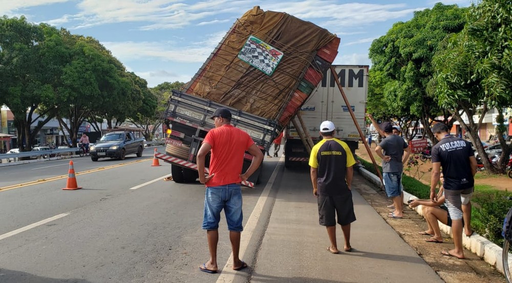Em ato de solidariedade caminhoneiro utiliza o próprio veículo para segurar a carga do companheiro de estrada que estava prestes a tombar