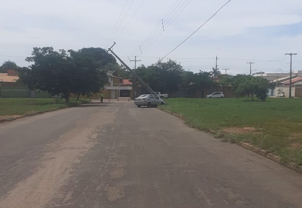 Em Palmas, moradores ficam sem energia após carro bater e derrubar poste