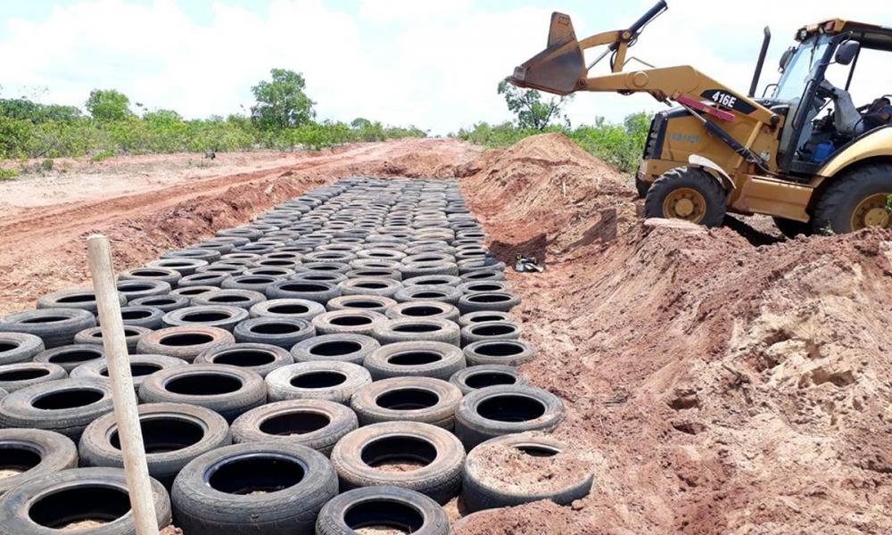 Estradas que dão acesso a pontos turísticos do Jalapão começam a receber projeto que utiliza pneus velhos para melhorar via