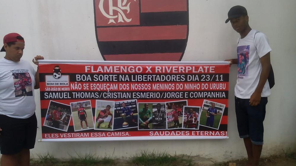 Familiares de jogador morto em incêndio no Ninho do Urubu protestam contra o clube: