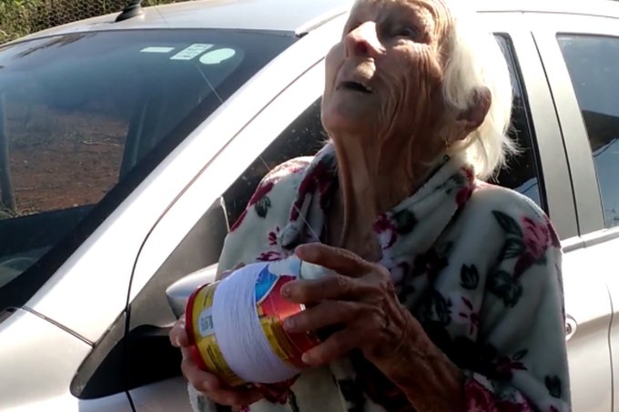 Fofura: idosa de 93 anos grava vídeo empinando pipa e encanta a web; veja