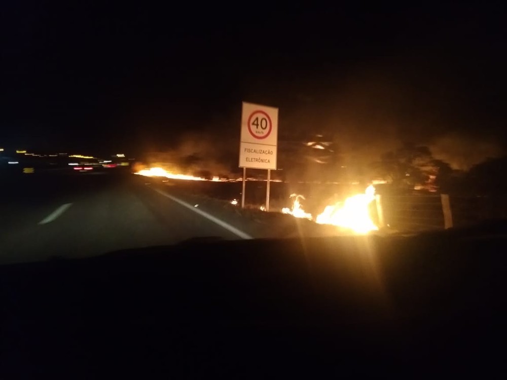 Fogo atingem áreas às margens da TO 050 e assustam motoristas em Palmas