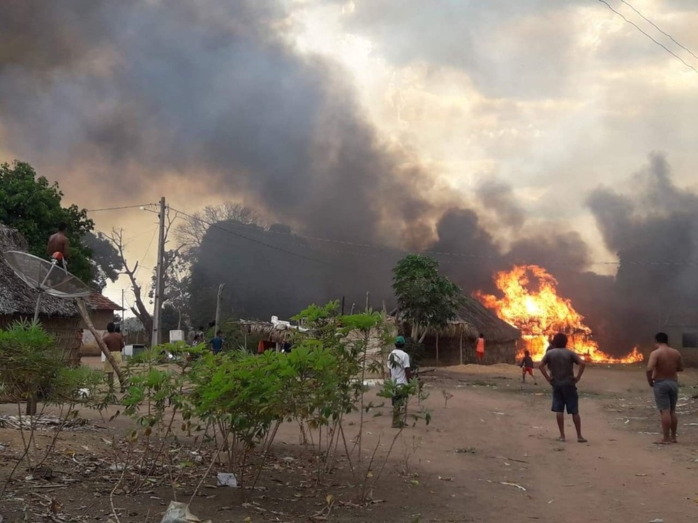 Fogo consome aldeia indígena na Ilha do Bananal; seis famílias tiveram as casas atingidas