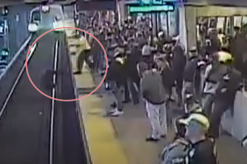 FOI POR POUCO! Homem escapa da morte após cair em trilhos de metrô; VEJA VÍDEO