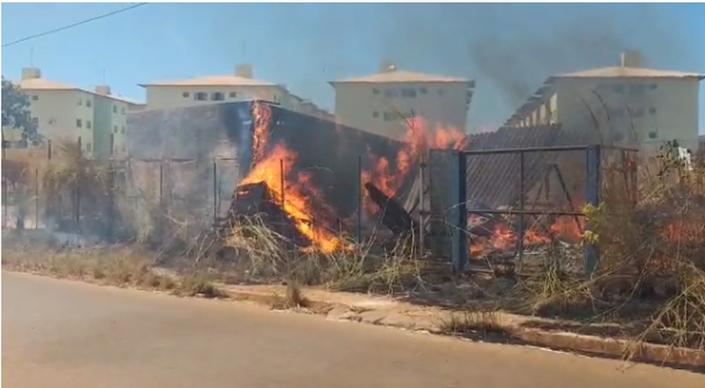 Galpão abandonado pega fogo e fica totalmente destruído em Palmas