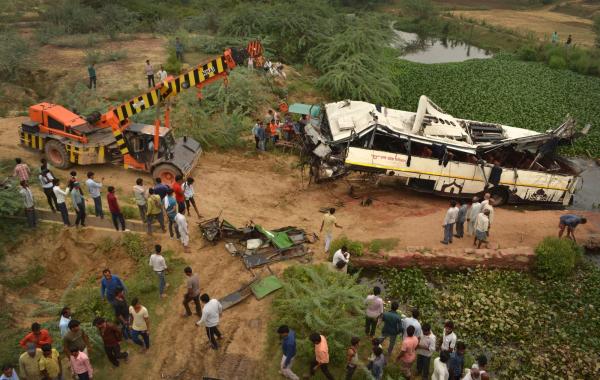 Grave acidente de trânsito deixa 29 mortos na Índia