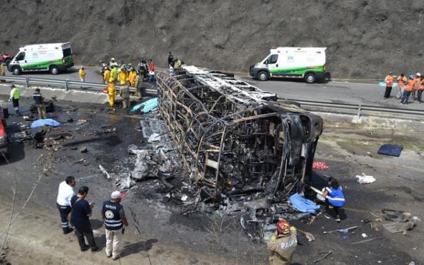 Grave acidente entre ônibus e caminhão deixa 21 mortos no México