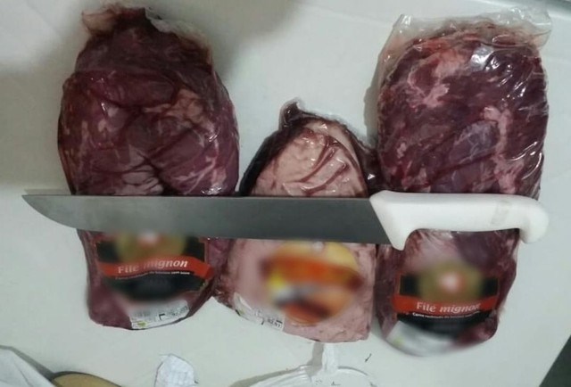 Homem é contido por funcionários após tentar furtar carnes nobres em um supermercado de Araguaína