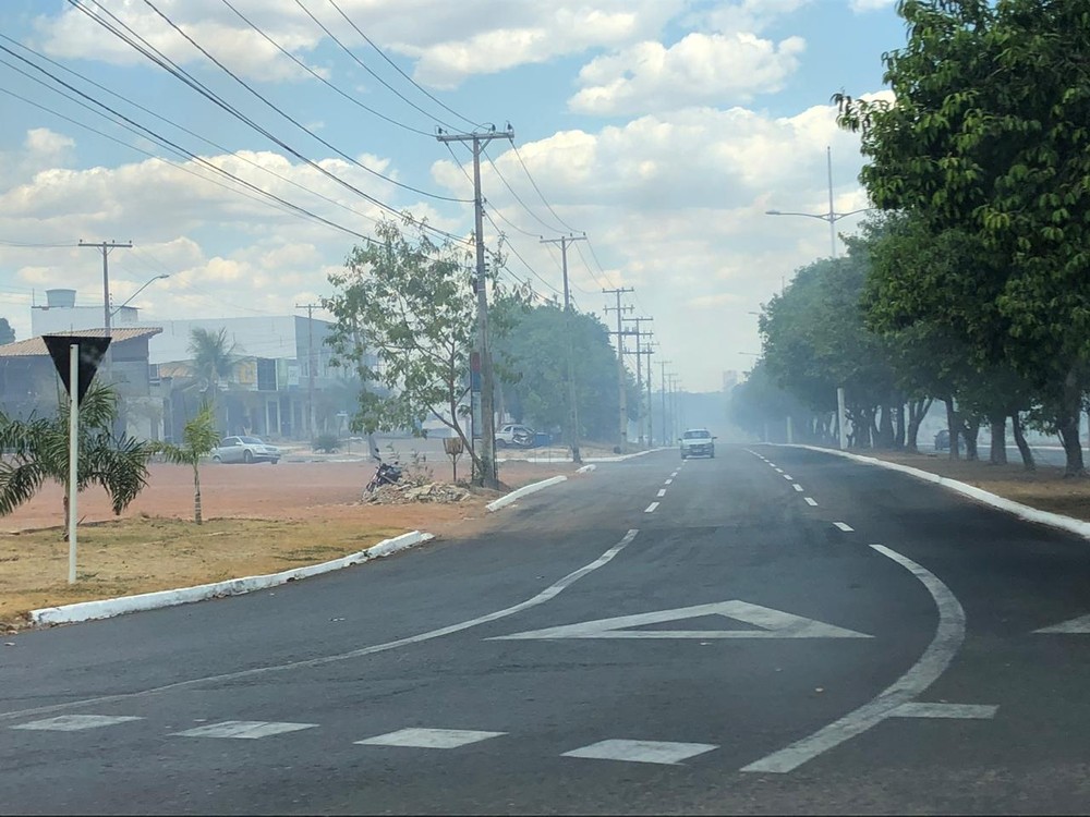 Incêndio atinge mata no centro de Palmas e fumaça atrapalha trânsito em avenidas