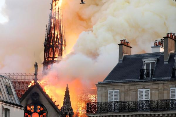 Incêndio em Notre Dame deixa ao menos uma pessoa gravemente ferida
