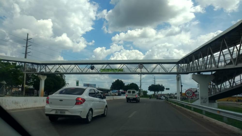 INUSITADO: Faixa com pedido curioso chama atenção de quem passa pela passarela da região sul de Palmas; VEJA