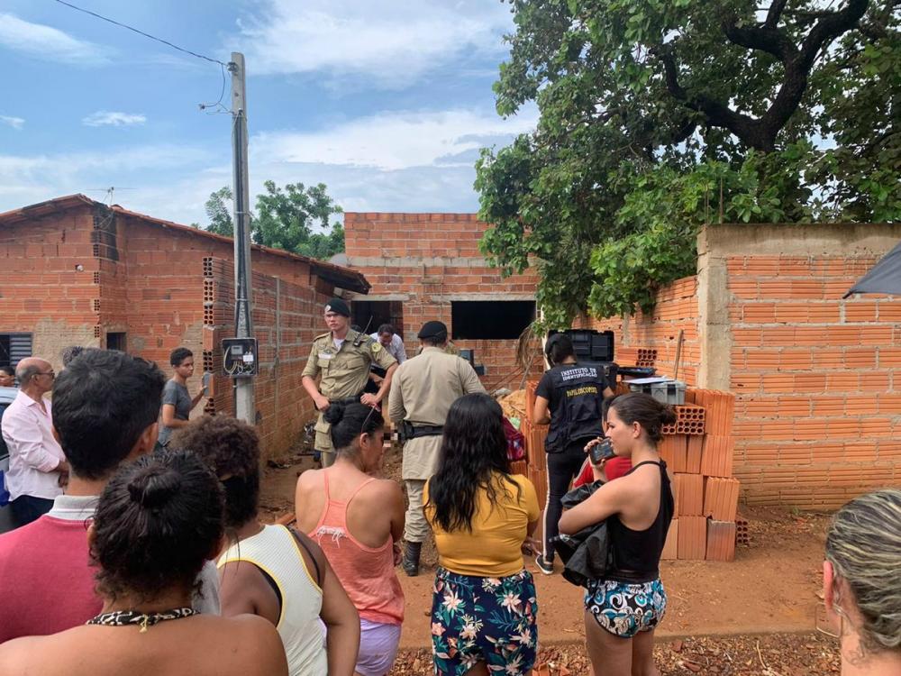 Investigações apontam que criminosos executaram jovem em construção no lugar do irmão