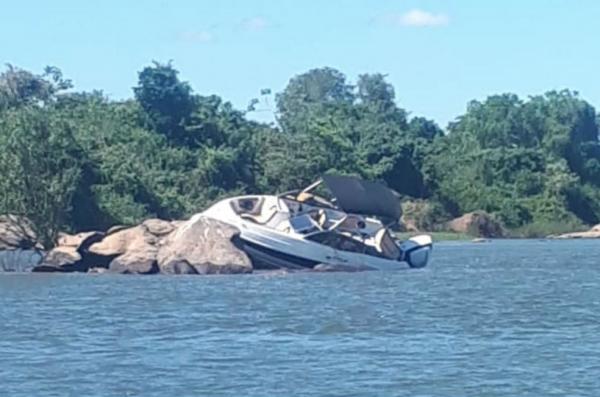 Lancha acidentada é abandonada no Rio Araguaia; embarcação possuía marcas de sangue