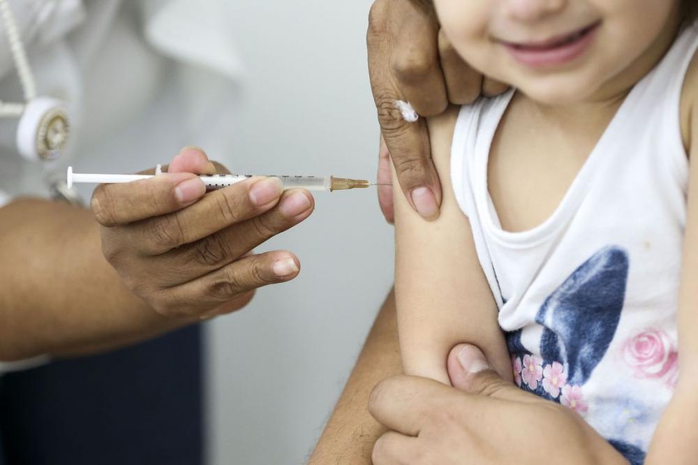 Ministério da Saúde emite alerta e pais devem vacinar filhos contra Sarampo antes de viajar