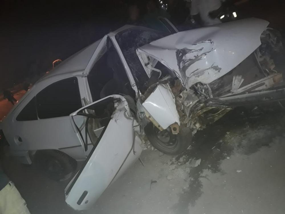 Motorista dorme ao volante, bate em poste e carro fica destruído no centro de Palmas