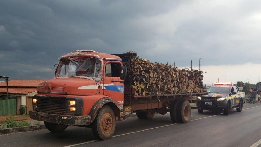 Motorista é flagrado sem CNH transportando madeira irregular em um caminhão sem placa e para brisas