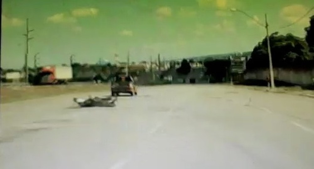 Motorista joga carro contra motociclista na marginal da TO 050