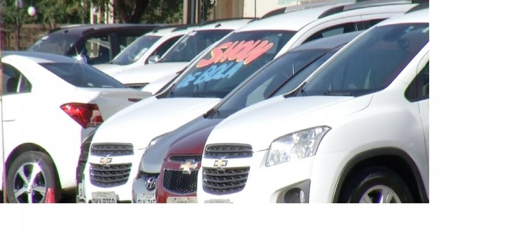 Motoristas denunciam dificuldade para estacionar em Palmas; concessionárias usam espaços públicos para vender veículos