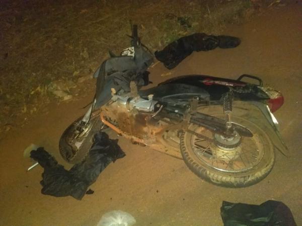 Mulher morre após colisão entre carro e moto em cruzamento no Aureny III